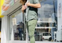 Pedreiro Model apresenta roupa masculina em frente a loja Simone Modas