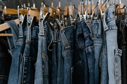 Você sabe como surgiu o jeans? Conheça a história desse tecido tão amado e atemporal