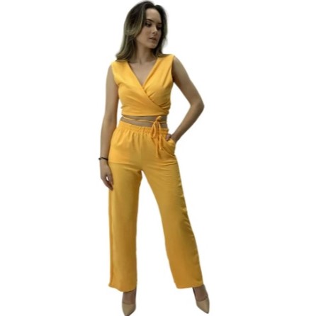 tendencias moda verão 2024 conjunto elegante amarelo calca e cropped
